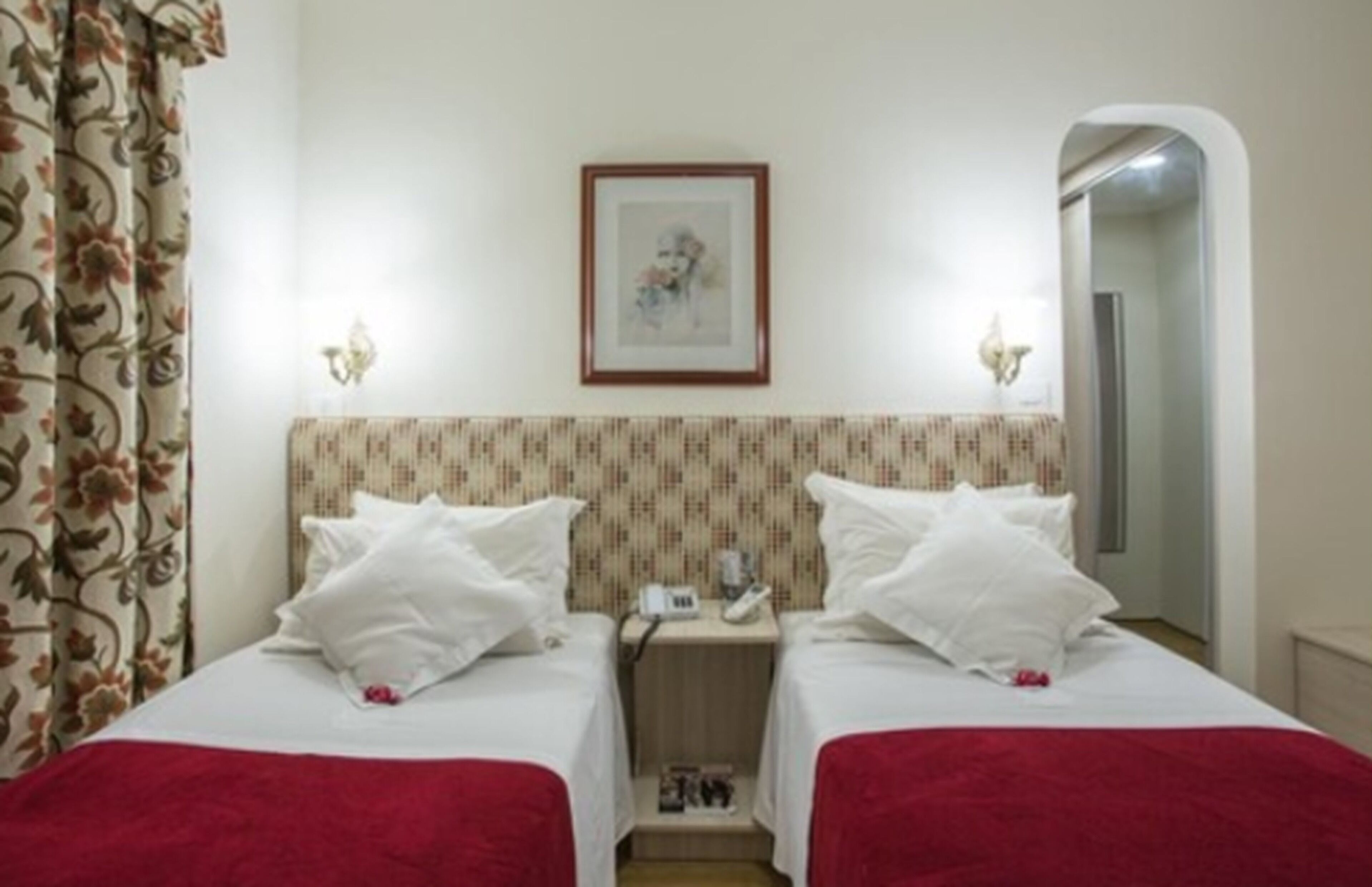 Minibar, safe på rommet, blendingsgardiner og strykejern/-brett