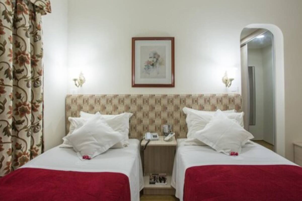 Minibar, coffres-forts dans les chambres, rideaux occultants