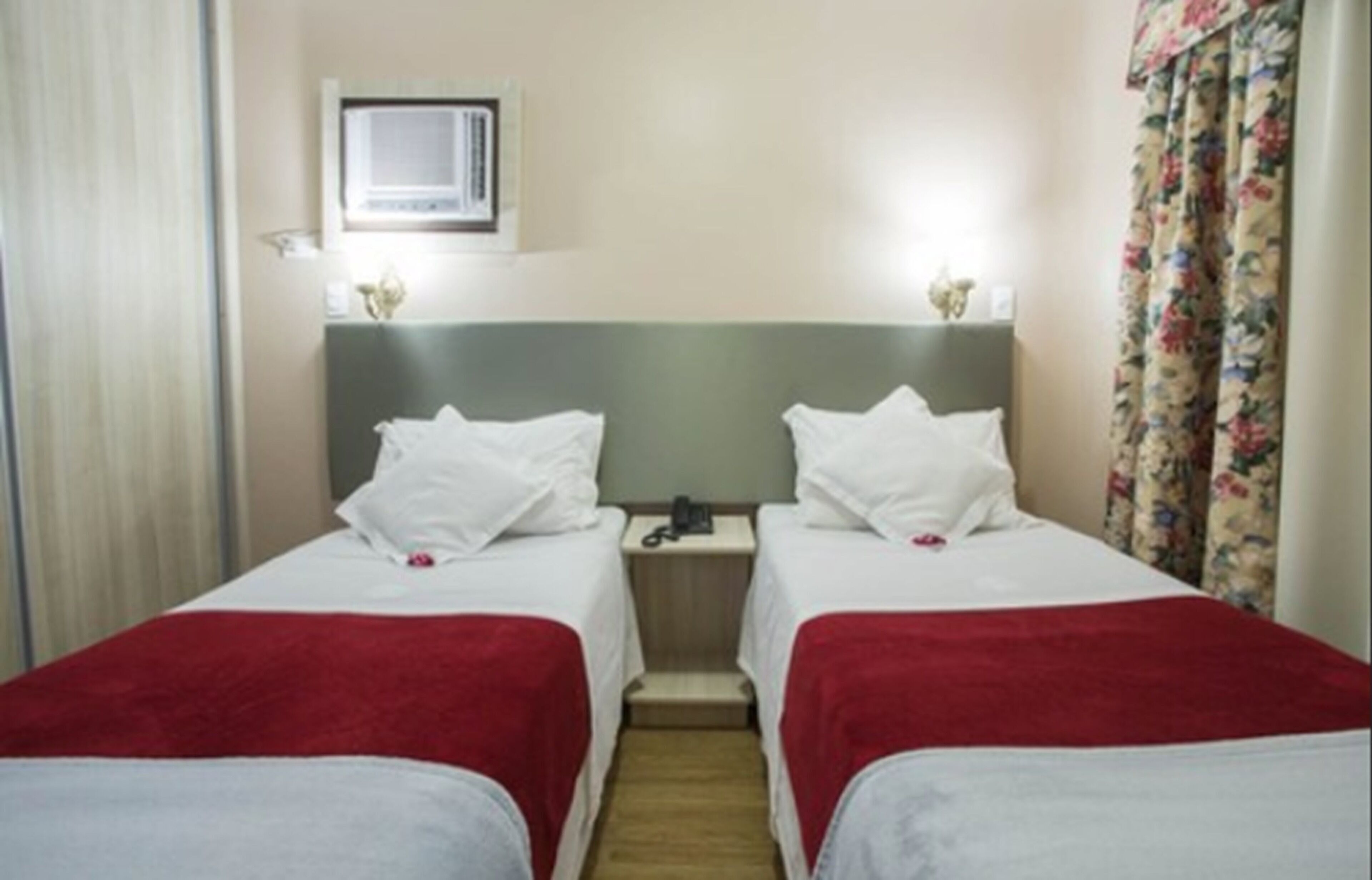 Minibar, safe på rommet, blendingsgardiner og strykejern/-brett