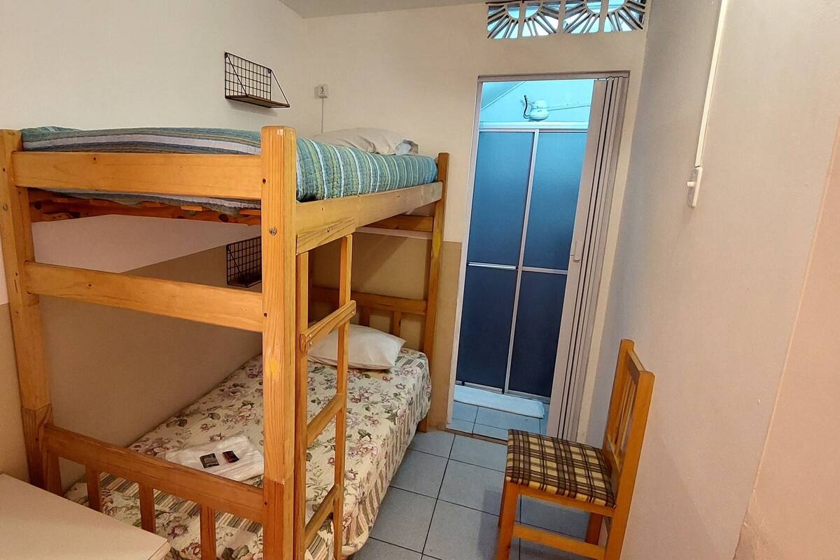 Quarto duplo com banheiro privativo | Iron/ironing board (on request), WiFi (free), bed sheets