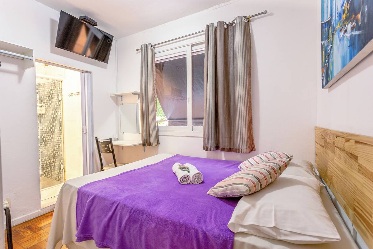 Quarto Casal Plus com banheiro privativo | Setrika/meja setrika, Wi-Fi gratis, dan seprai linen