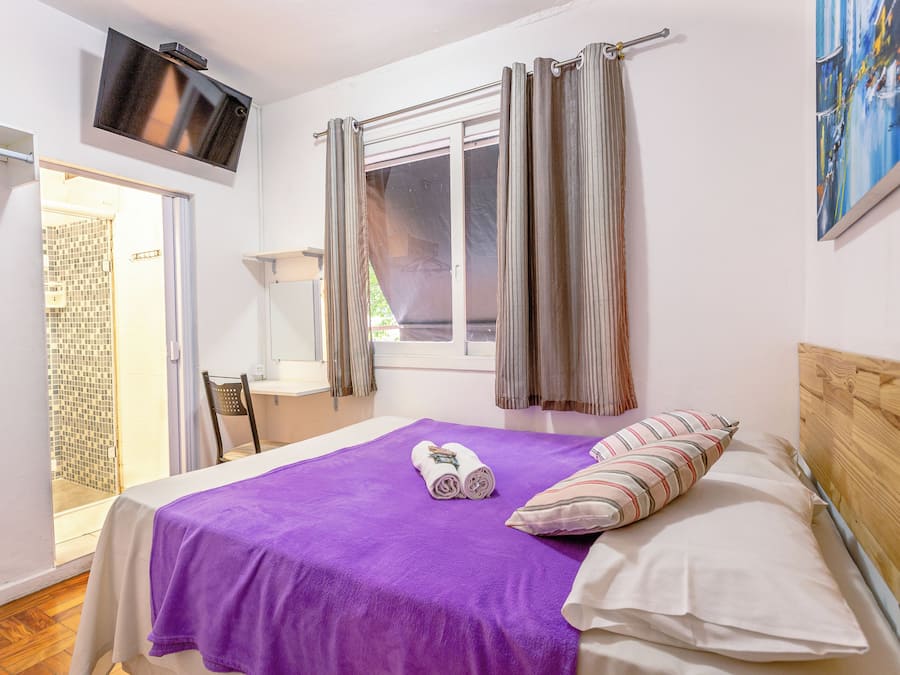 Quarto Casal Plus com banheiro privativo | Iron/ironing board, free WiFi, bed sheets