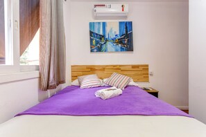 Quarto Casal Plus com banheiro privativo | Ferros/tábuas de passar roupa, Wi-Fi de cortesia, roupa de cama