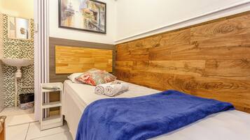 Eenvoudige eenpersoonskamer | Een strijkplank/strijkijzer, gratis wifi, beddengoed