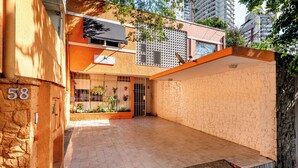A building with a stone facade, a tiled ground floor, and a number '58' on the wall. - Pousada Soft Brooklin (São Paulo)