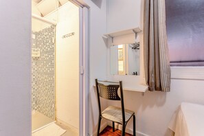 Quarto Casal Plus com banheiro privativo | Iron/ironing board, free WiFi, bed sheets - Pousada Soft Brooklin (São Paulo)