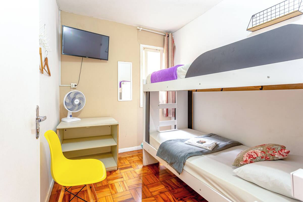 Quarto duplo banheiro compartilhado | Iron/ironing board (on request), WiFi (free), bed sheets