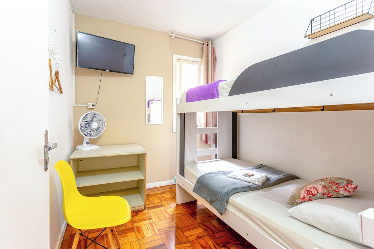 Quarto duplo banheiro compartilhado | Setrika/meja setrika, Wi-Fi gratis, dan seprai linen