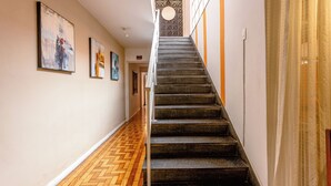 A staircase with a herringbone floor pattern leading to a landing. - Pousada Soft Brooklin (São Paulo)