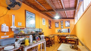 A kitchen with a wooden ceiling, a fan, and various kitchen appliances. - Pousada Soft Brooklin (São Paulo)