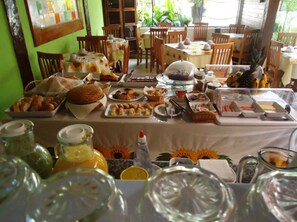 Free daily buffet breakfast - Pousada Vila do Sol (Sao Sebastiao)