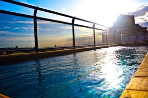 Piscina externa, espreguiçadeiras