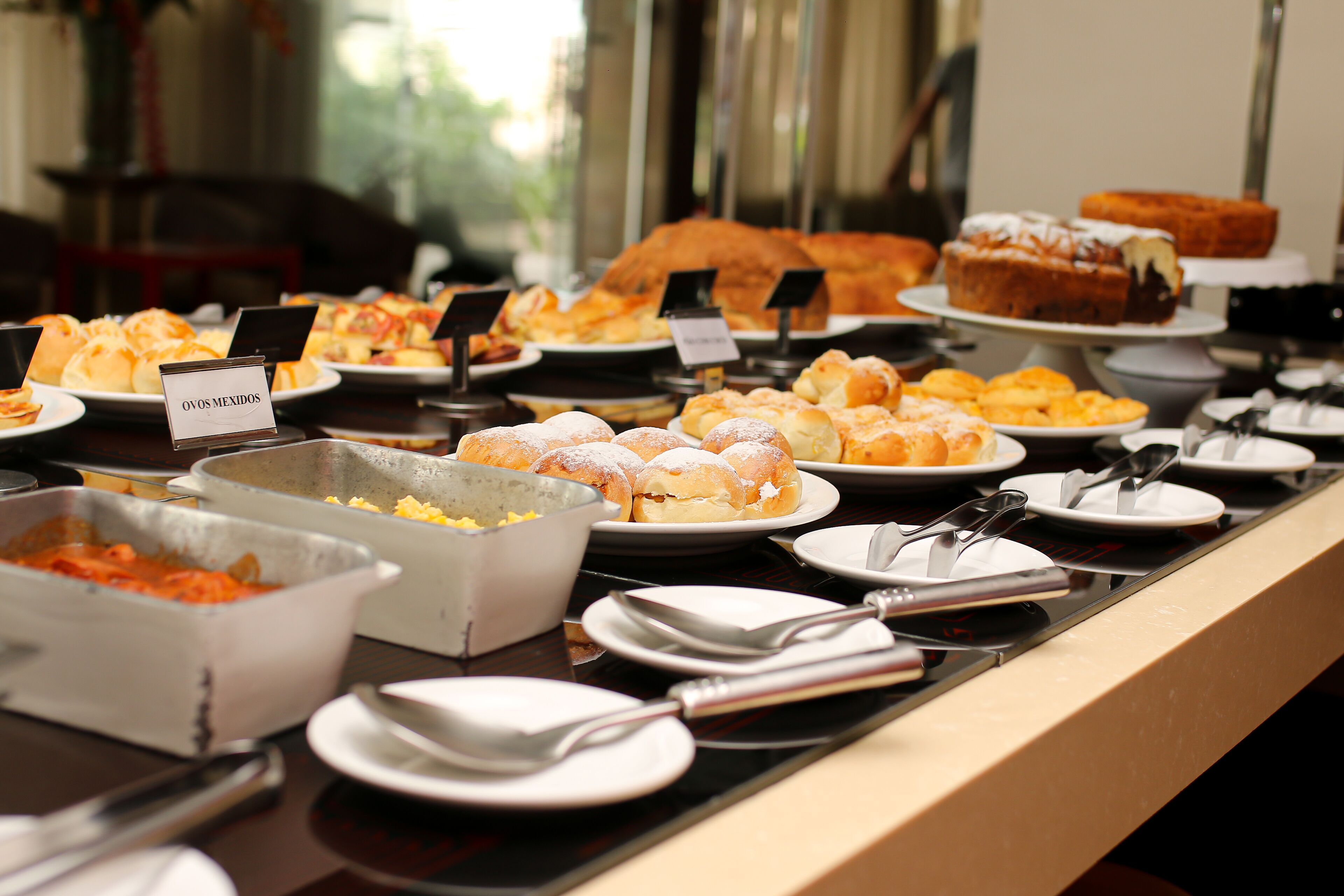 Café da manhã com buffet grátis todos os dias