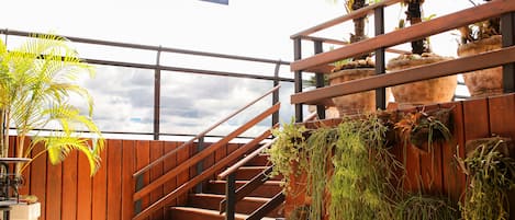 Piscina externa, espreguiçadeiras