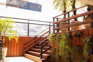 Ulkouima-allas, aurinkotuoleja