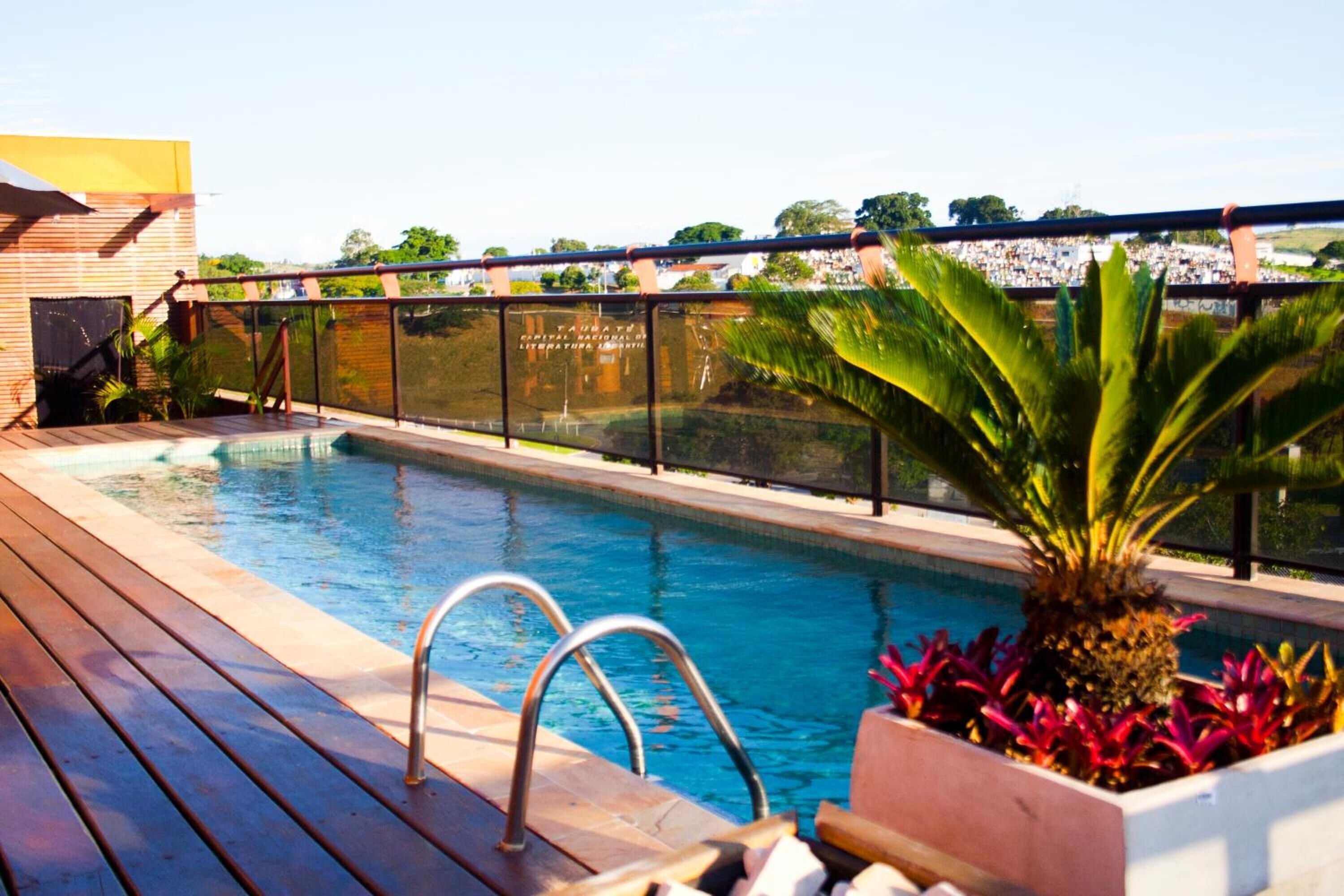 Piscina externa, espreguiçadeiras