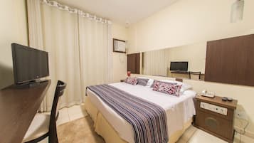 Frigobar, cortinas blackout, quartos à prova de som, Wi-Fi de cortesia