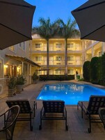 室外游泳池，09:00 至 21:00 开放，日光浴躺椅