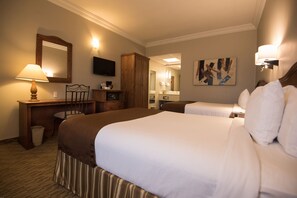 Kamar Double, 2 Tempat Tidur Double | Brankas, meja kerja, setrika/meja setrika, dan Wi-Fi gratis