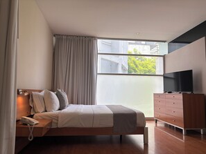 In-room safe, desk, iron/ironing board, free cots/infant beds - Lombardo Suites (Mexico City)