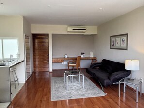 Suite, Balcony | Living area | 45-inch Smart TV with cable channels - Lombardo Suites (Mexico City)