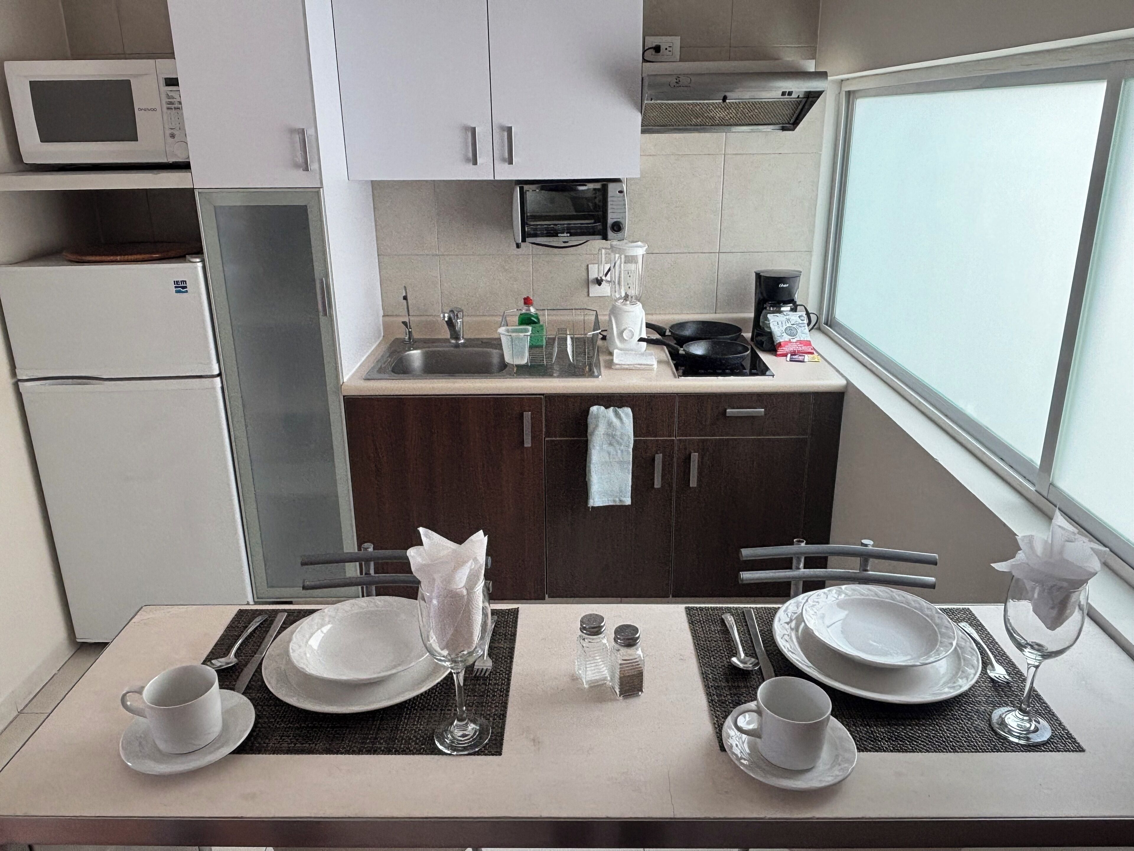Suite ejecutiva | Cocina privada | Frigorífico pequeño, microondas, cafetera o tetera y licuadora