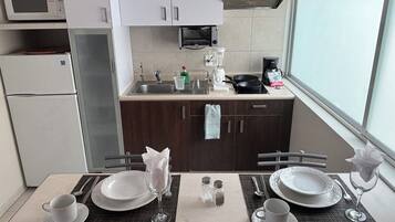 Executive Suite | Private kitchen | Mini-fridge, microwave, coffee/tea maker, blender