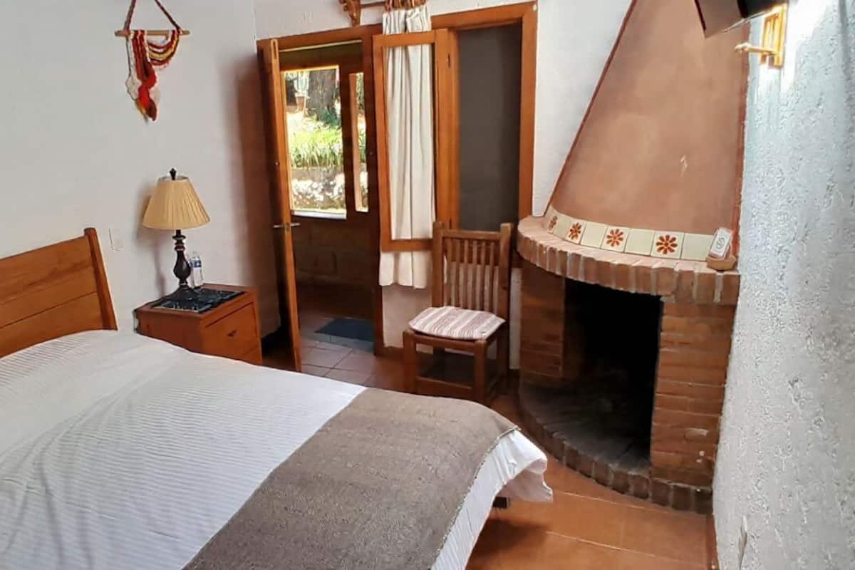 Tabla de planchar con plancha, wifi gratis y ropa de cama