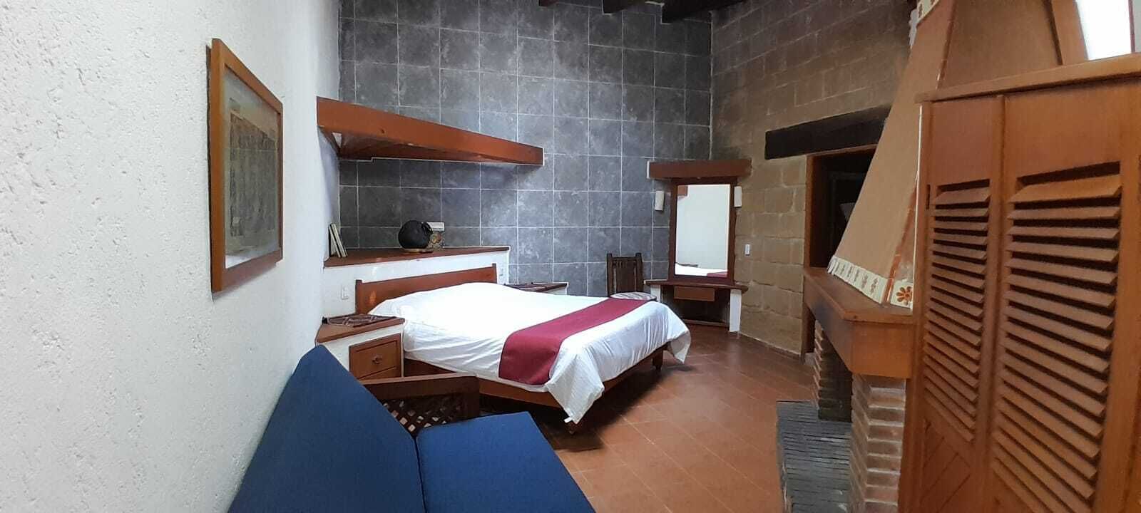 Tabla de planchar con plancha, wifi gratis y ropa de cama 