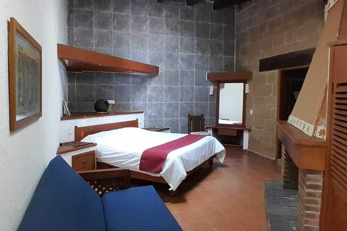 Tabla de planchar con plancha, wifi gratis y ropa de cama