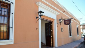 A building with a sign reading "Pasada Santa Rita" and a number "17" on the wall. - Posada Santa Rita (Mascota)