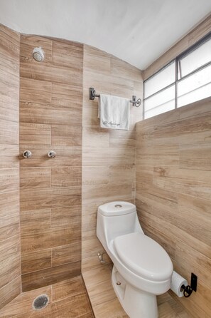 Bathroom | Free toiletries - El Andariego (Oaxaca)