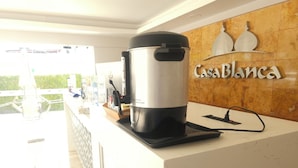 A coffee maker on a countertop with a sign reading "Casa Blanca". - Hotel Casa Blanca (Chetumal)