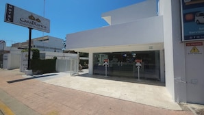 A hotel entrance with a sign reading "Casa Blanca" and a gated driveway. - Hotel Casa Blanca (Chetumal)
