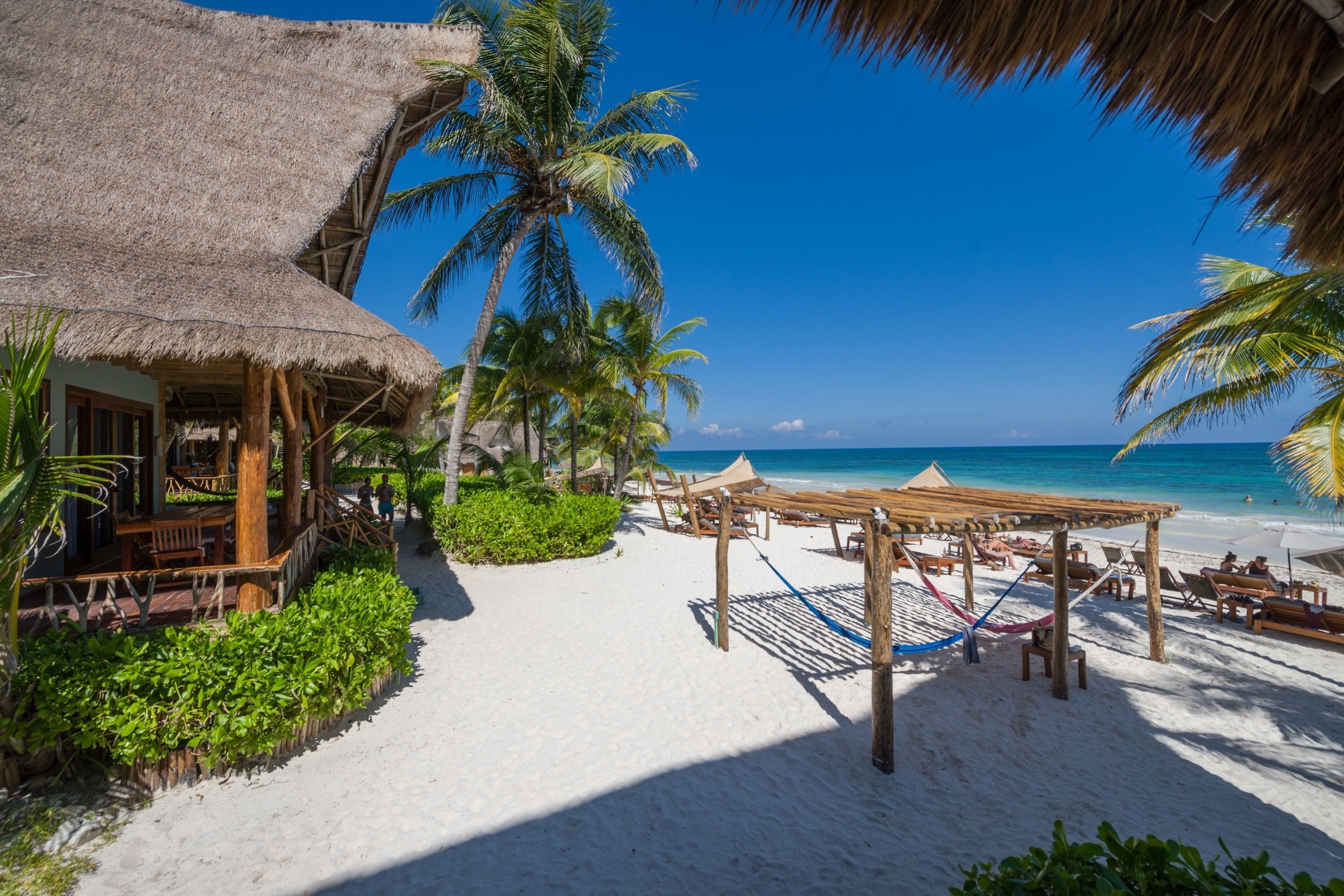 Playa privada, arena blanca, sillas reclinables de playa, sombrillas