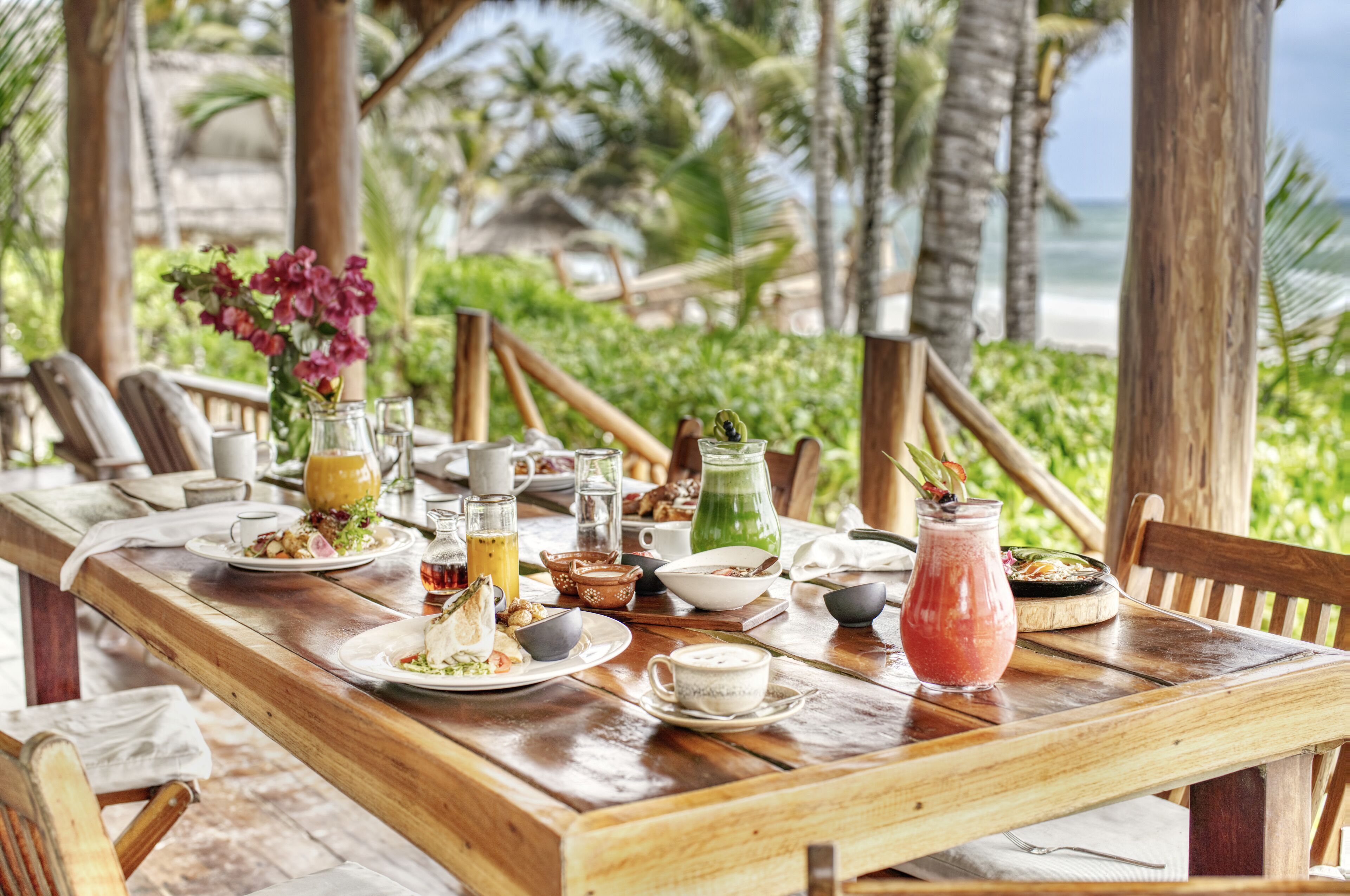 2 restaurantes; se sirve desayuno, almuerzo y cena; cocina internacional