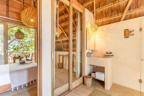 Deluxe-Zimmer | Badezimmer | Dusche, Regendusche, kostenlose Toilettenartikel, Haartrockner