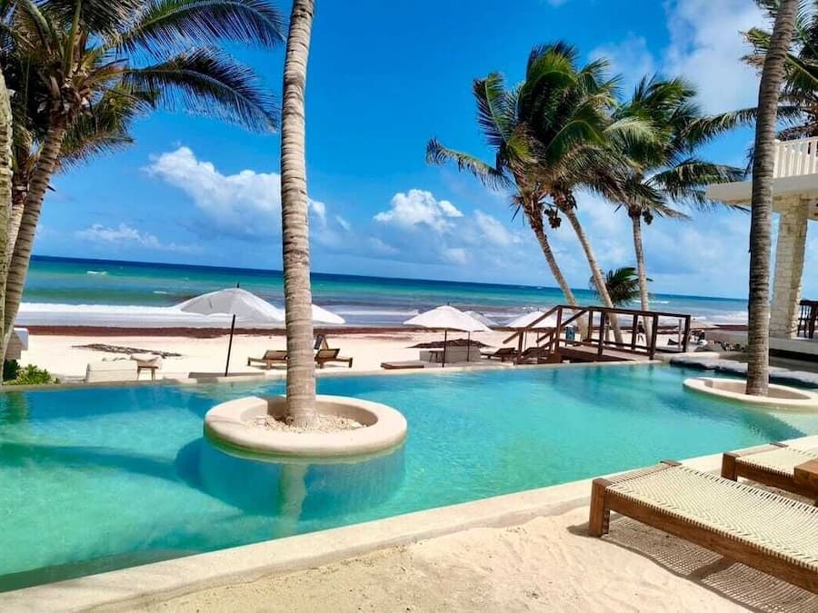 Playa privada, playa de arena blanca y camas de playa gratuitas