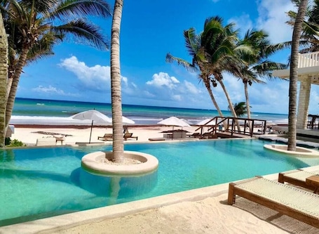 Playa privada, arena blanca, camas de playa gratis