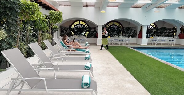 A poolside area with lounge chairs and a pool. - Hotel GS Jerocs Tlaxcala (Tlaxcala)