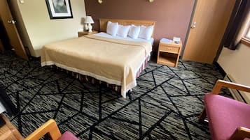 Bureau, fer et planche à repasser, accès au Wi-Fi (inclus)