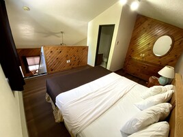 套房, 1 张特大床和 1 张沙发床 | 办公桌、熨斗/熨衣板、免费 WiFi、床单