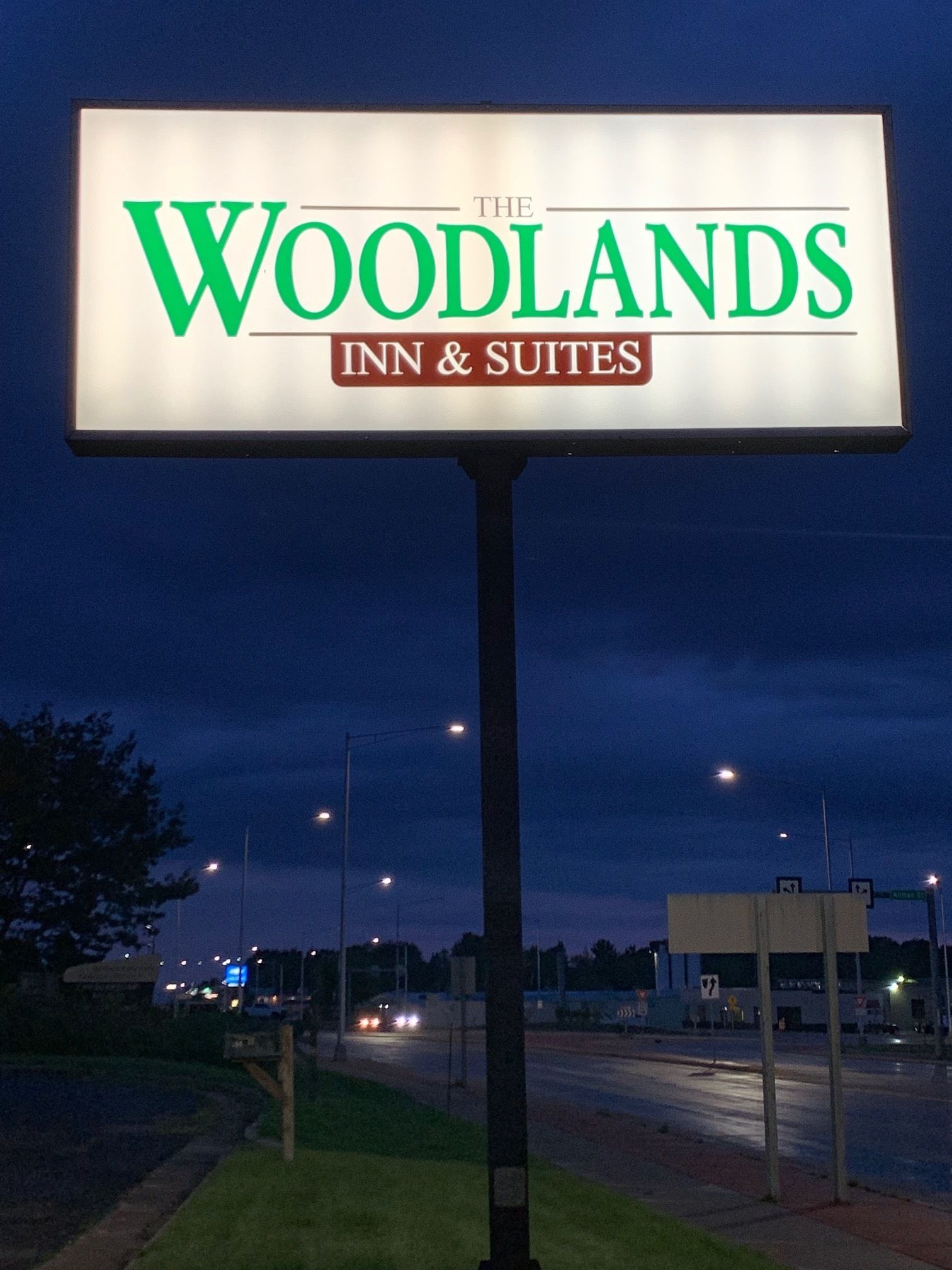 A sign for The Woodlands Inn & Suites.