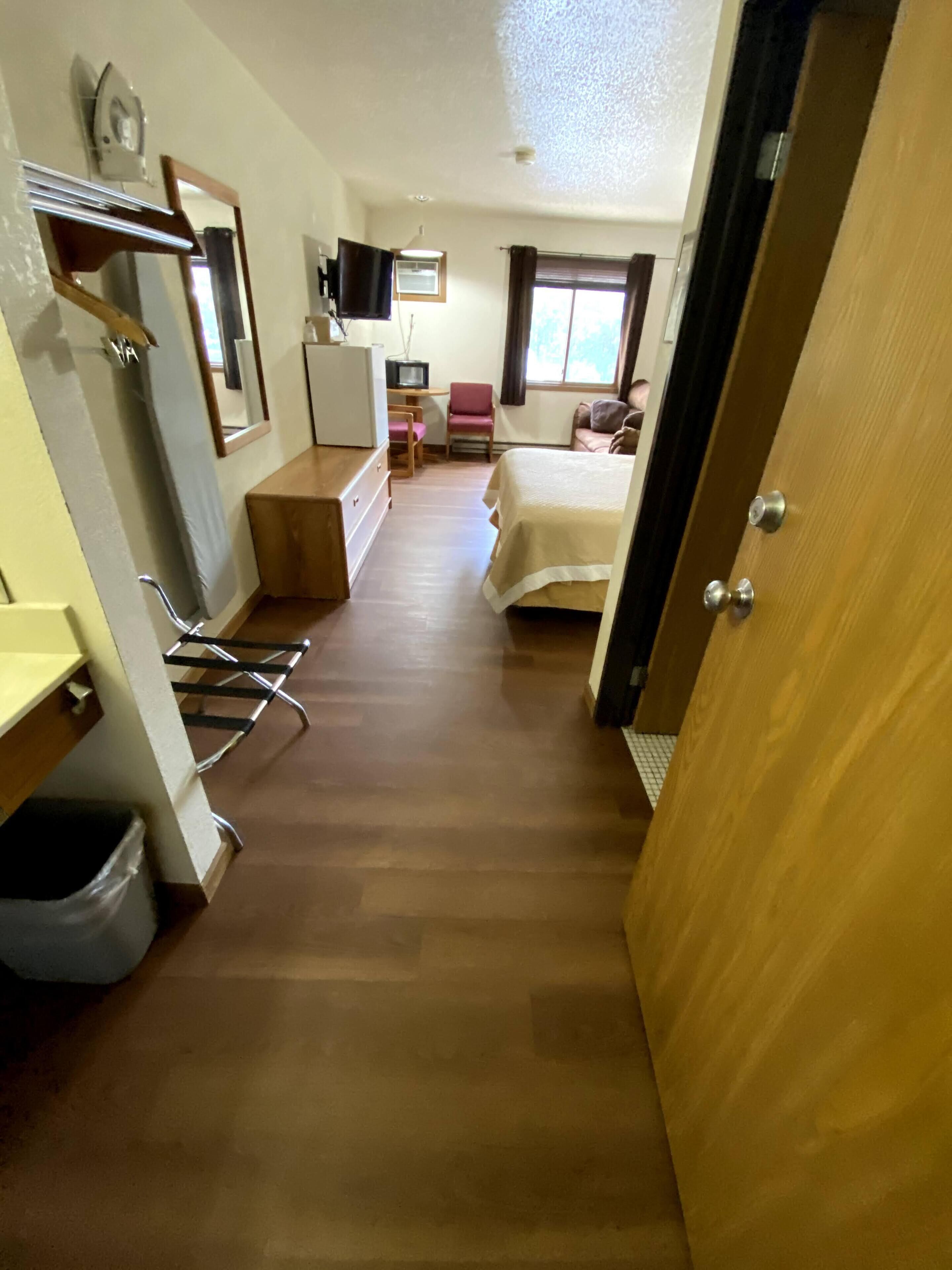Habitación estándar, 1 cama Queen size | Escritorio, tabla de planchar con plancha, wifi gratis y ropa de cama 