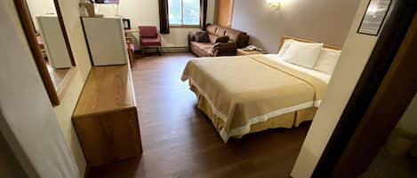 Standard Room, 1 Queen Bed | Desk, iron/ironing board, free WiFi, bed sheets