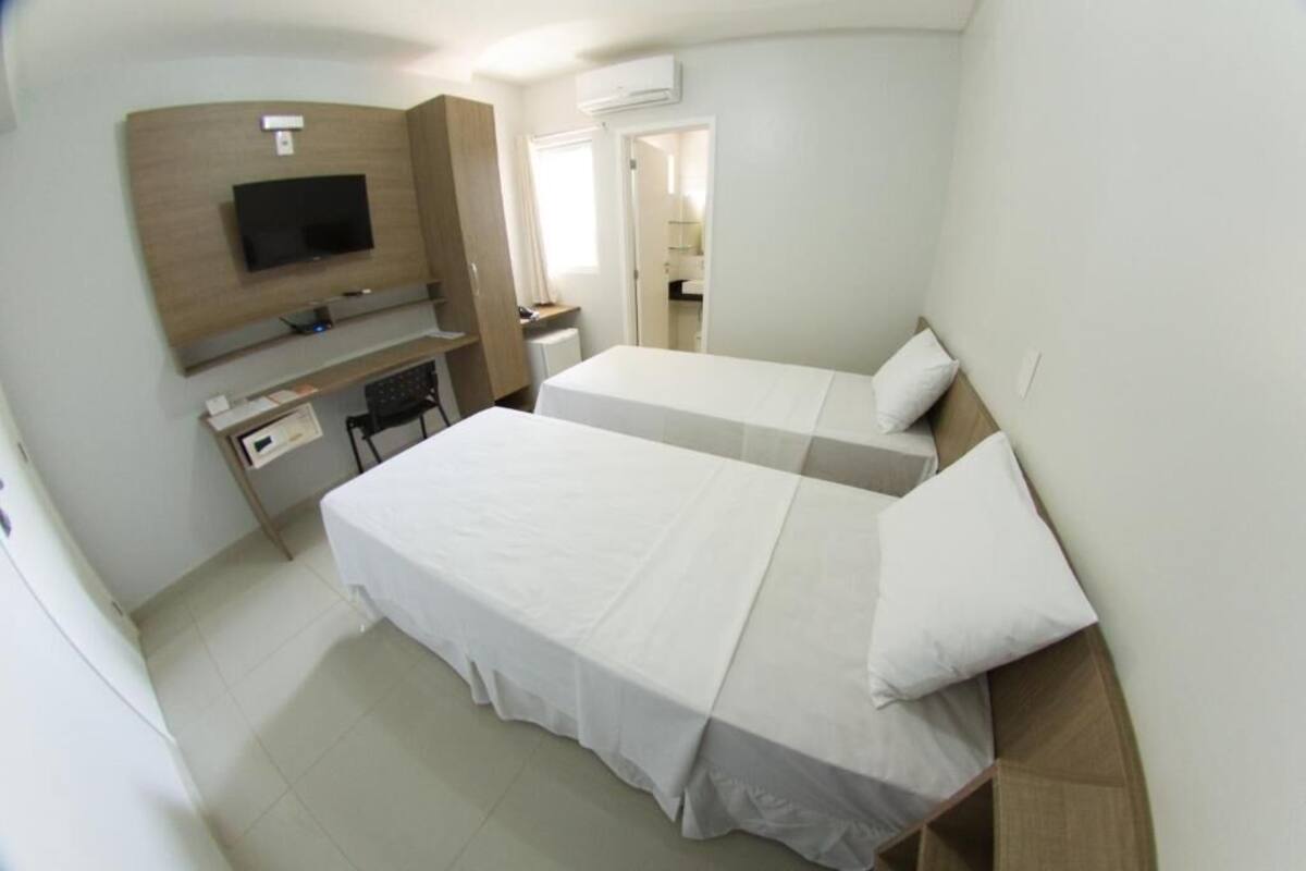 Phòng 2 giường đơn Tiêu chuẩn, 2 giường đơn | Két bảo mật tại phòng, bàn, màn/rèm cản sáng
