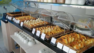 Café da manhã com buffet grátis todos os dias