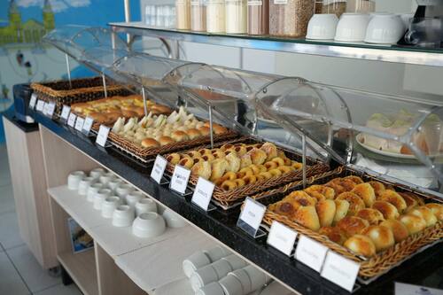 Café da manhã com buffet grátis todos os dias