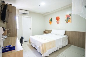 Habitación doble estándar | Caja de seguridad en la habitación, escritorio y cortinas blackout 