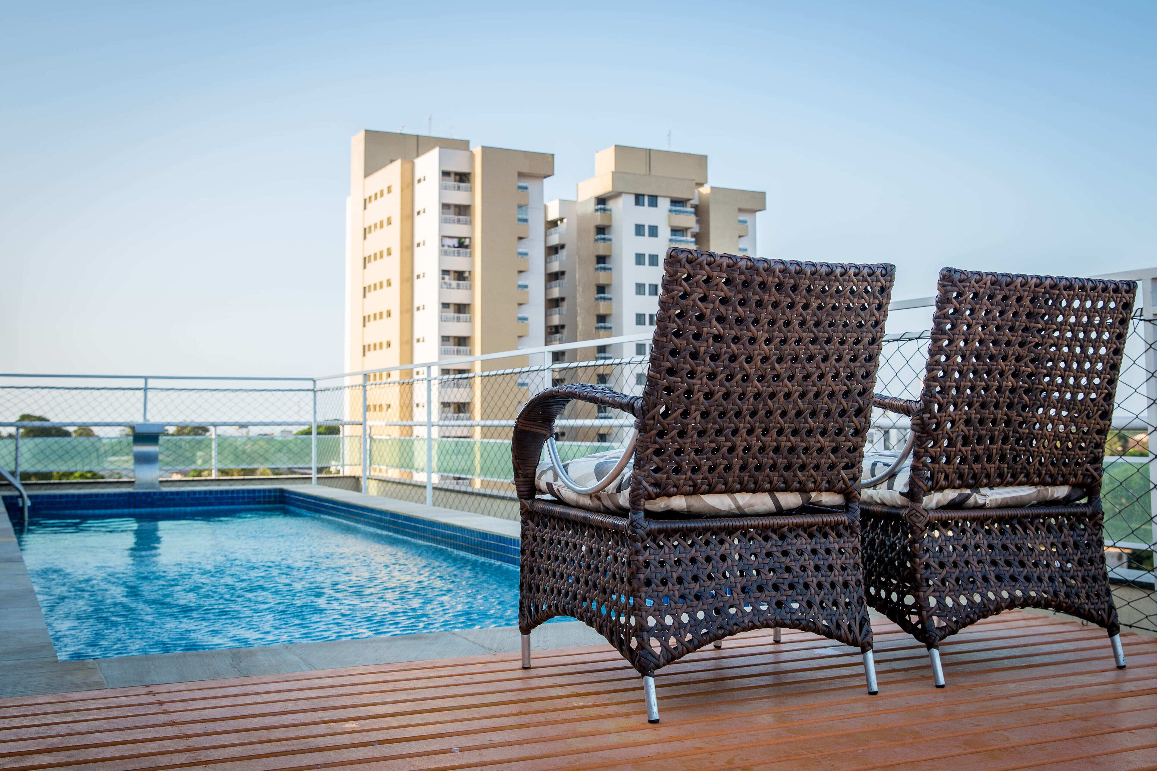 Una piscina al aire libre